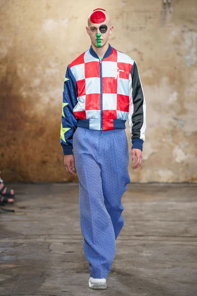 Look 16